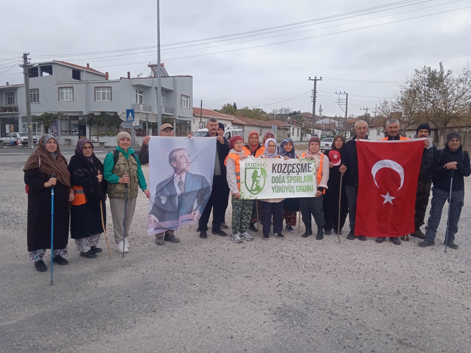 Kozçeşme’de 70 Yaşındaki Yürüyüşçü Atatürk’ü Andı3