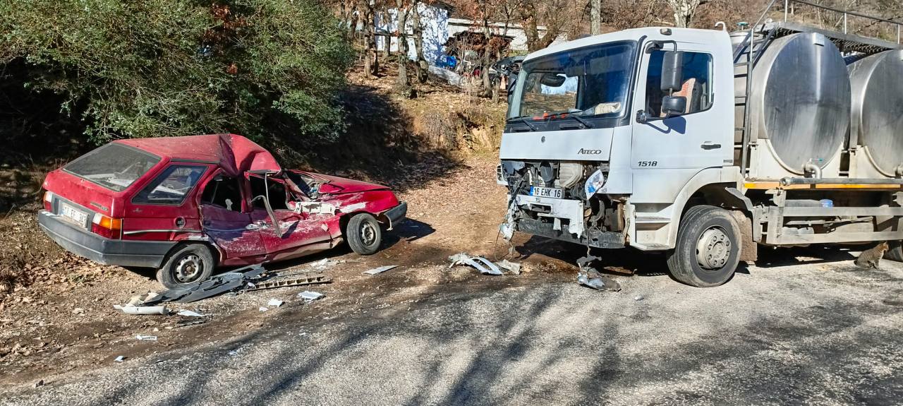 Çanakkale Çan'da Süt Tankeriyle Otomobil Çarpıştı! 1