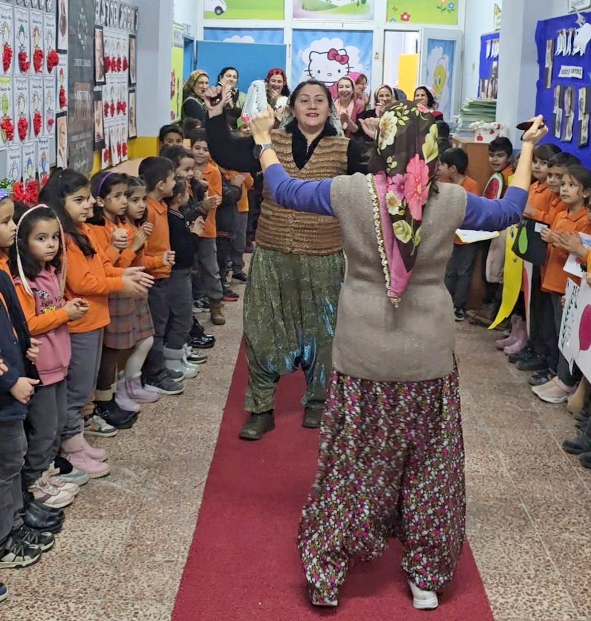 Çanakkale’de Öğretmenler Yöresel Giysilerle Yerli Malı Haftasına Renk Kattı 1