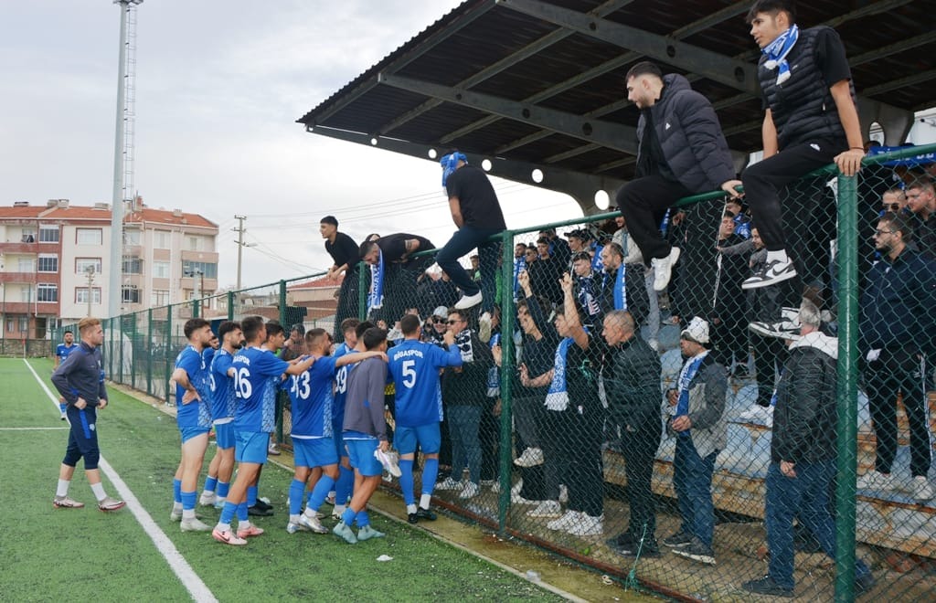 Gelibolu’da Taşlı Kavga Çıktı! Gelibolu Biga Maçı Olaylı Geçti 4