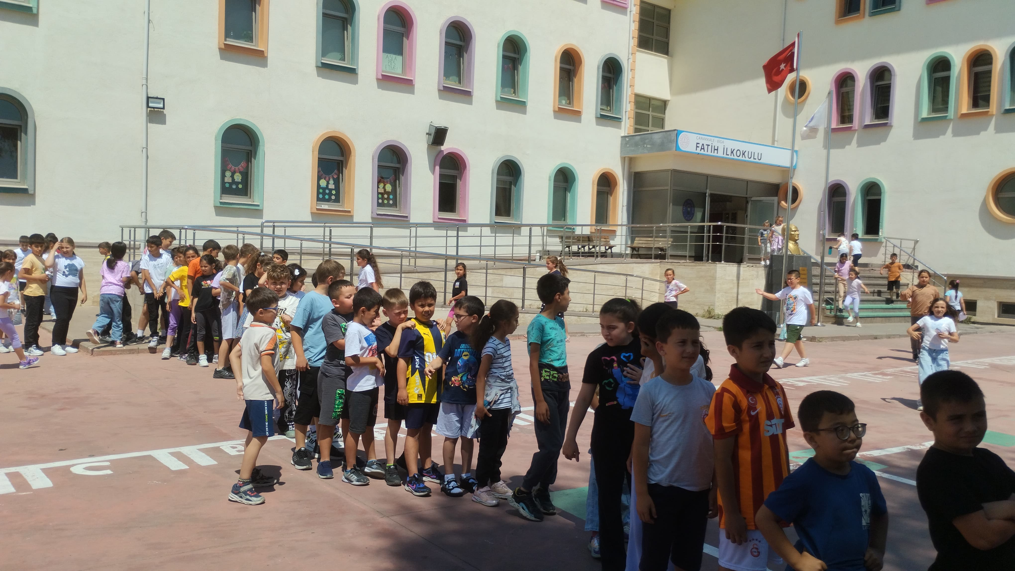 Biga’nın Eski Mahalle Çocuklarından Yeni Nesle Lokma Sürprizi