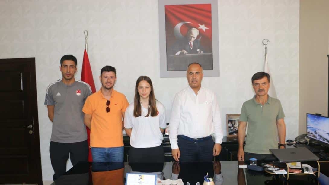 Biga’nın Şampiyon Sporcusu Fatma Ergin’e Protokol Desteği