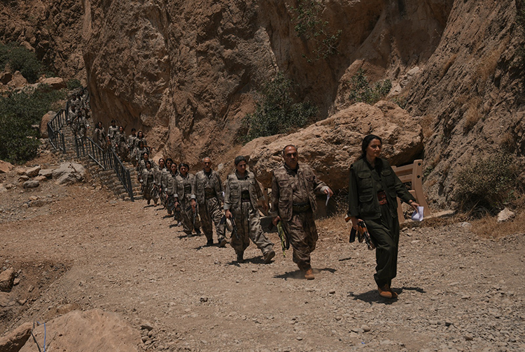 Terör Örgütü Pkk'dan Bir Grup Silahlarını Imha Etti1