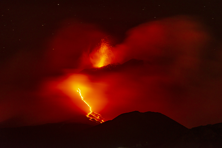 Etna Yanardağı’nda Patlama Ve Lav Akışı Sürüyor1