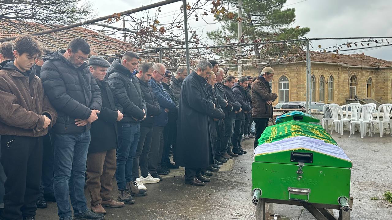 Aa 20251222 40047662 40047660 Canakkalede Iki Otomobilin Carpistigi Kazada Olenlerden 2Sinin Cenazesi Topraga Verildi (1)