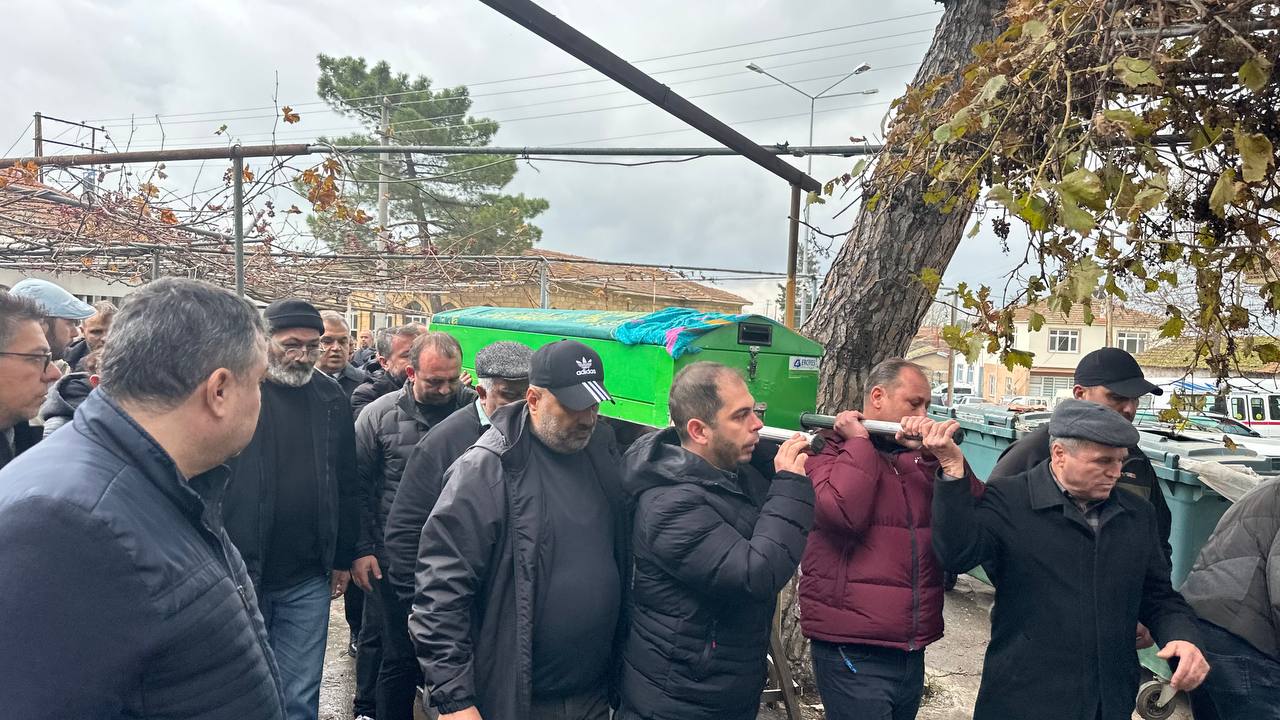 Aa 20251222 40047662 40047661 Canakkalede Iki Otomobilin Carpistigi Kazada Olenlerden 2Sinin Cenazesi Topraga Verildi (2)