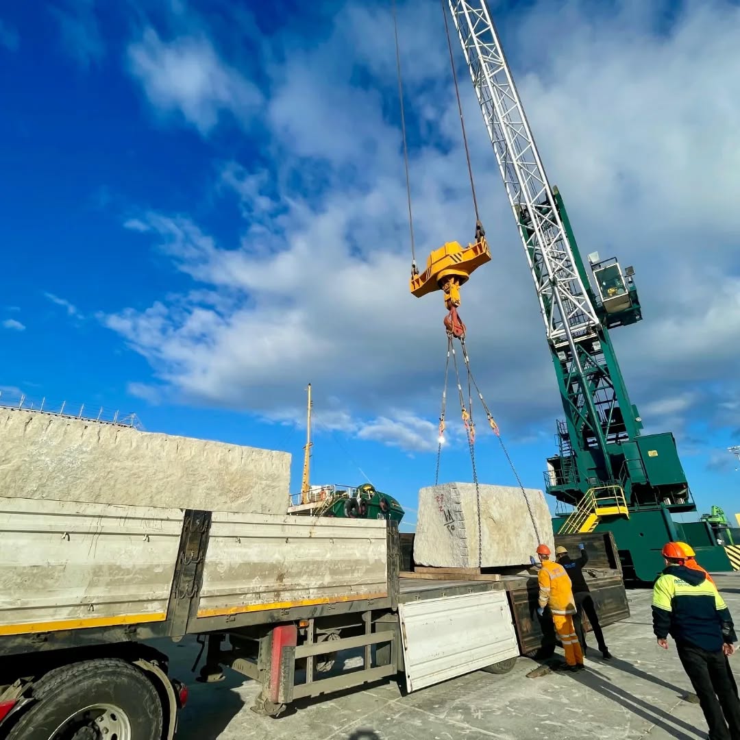 641759744 18083237648586514 3183158484566099404 N