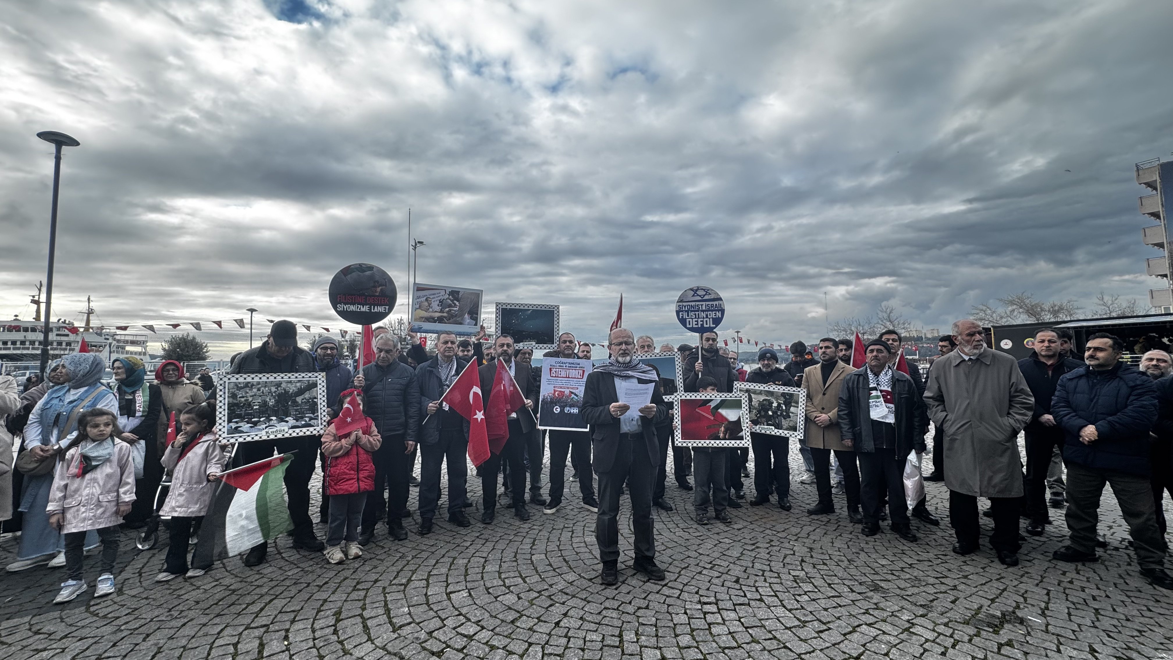İsrail'in Gazze'ye yönelik saldırıları Çanakkale'de protesto edildi
