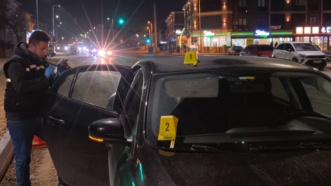 Seyir halindeki araca yorgun mermi isabet etti