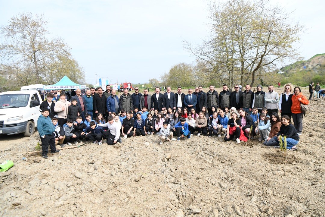 Lapseki'de fidanlar toprakla buluşturuldu