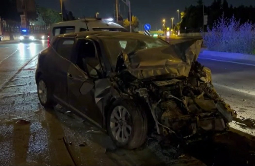 Tıra çarpan otomobilin sürücüsü yaralandı