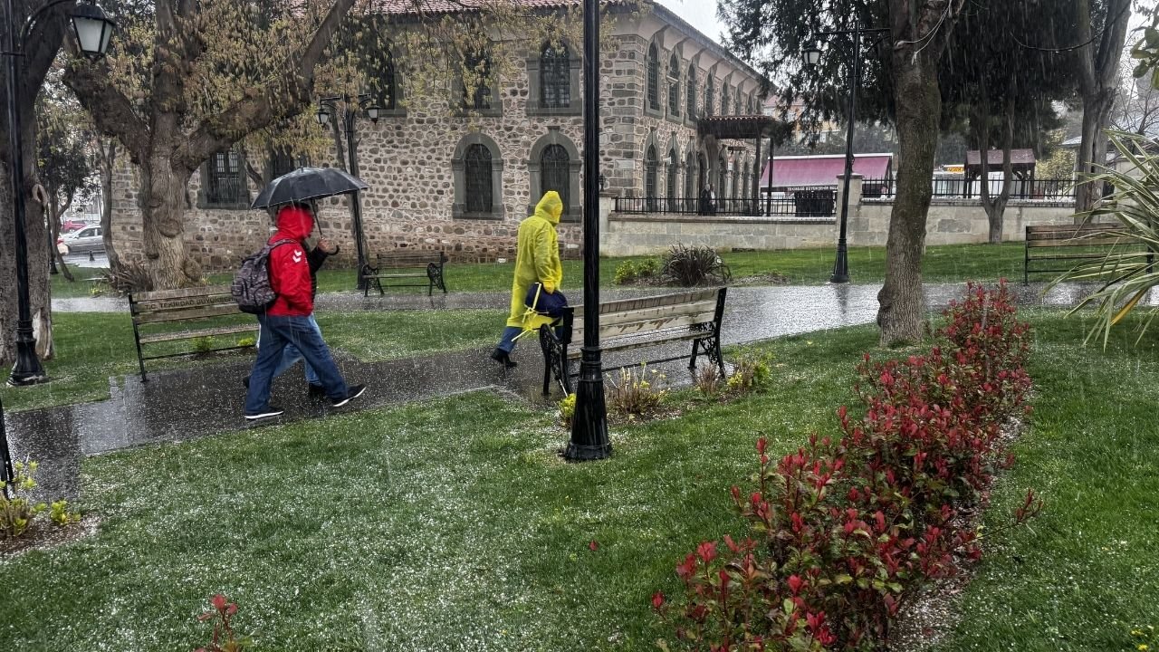 Trakya'da yer yer dolu yağışı etkili oldu (Video)
