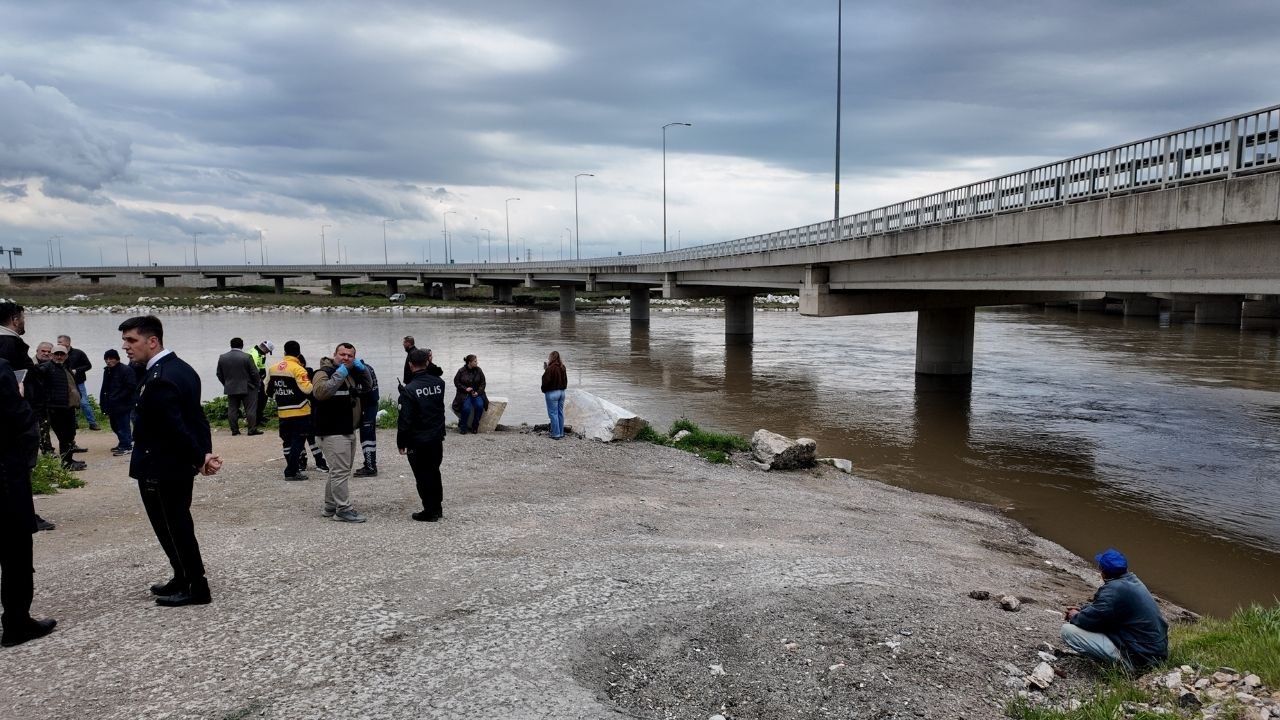 Aracıyla akıntıya kapılan kişi için arama başlatıldı (Video)