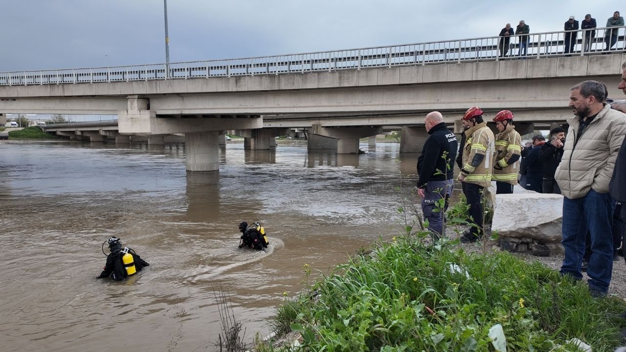 Aracıyla akıntıya kapılan sürücünün cesedine ulaşıldı (Video)