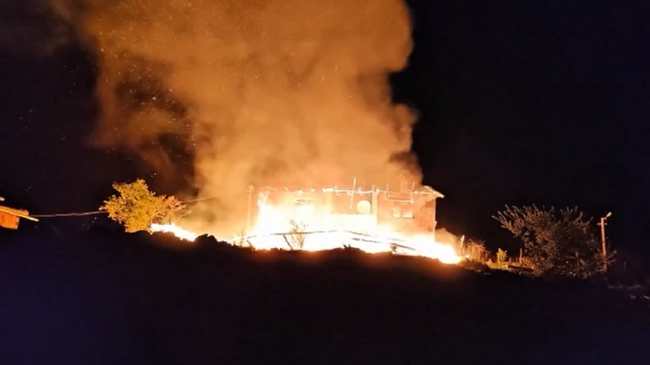 Çıkan ev yangınında 1 kişi dumandan etkilendi