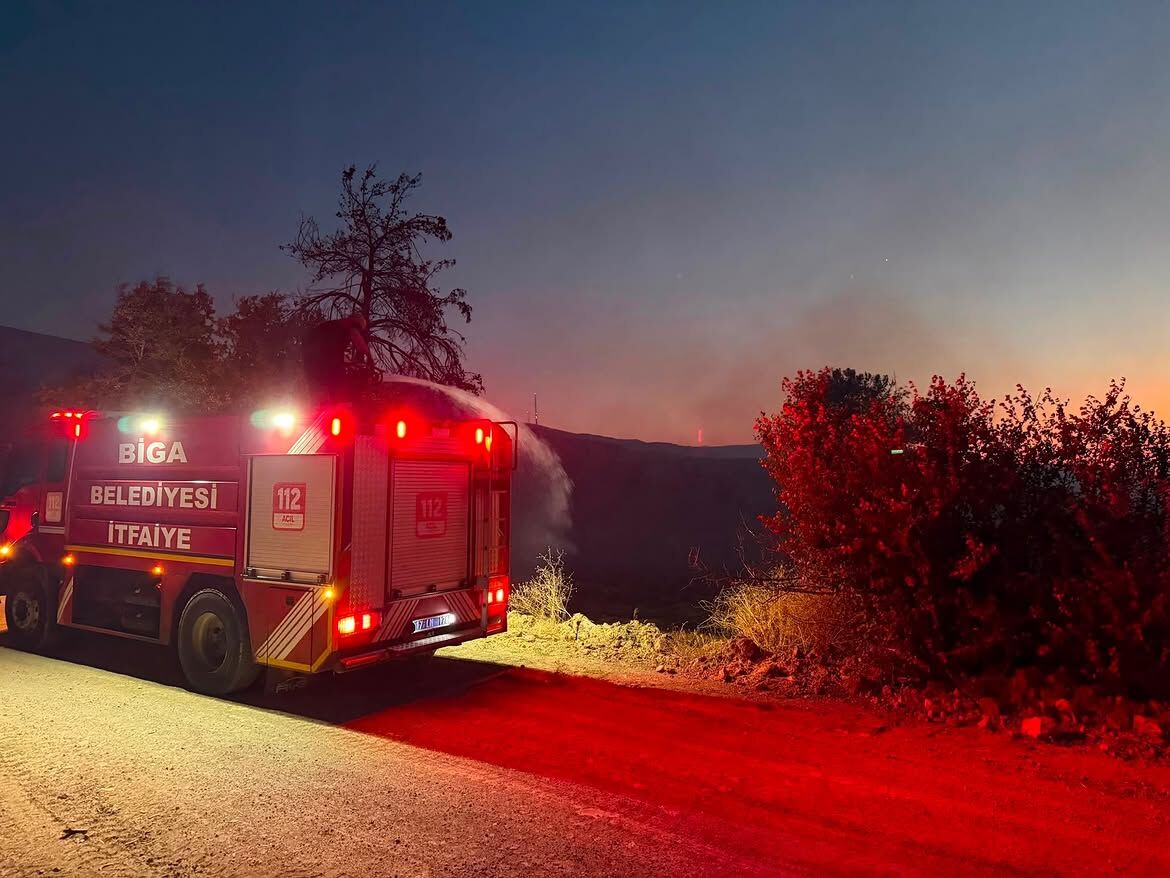 İtfaiye Ekiplerimiz, Çanakkale’mizde Devam Eden Orman Yangınlarına Karşı Yürütülen Mücadeleye De (3)