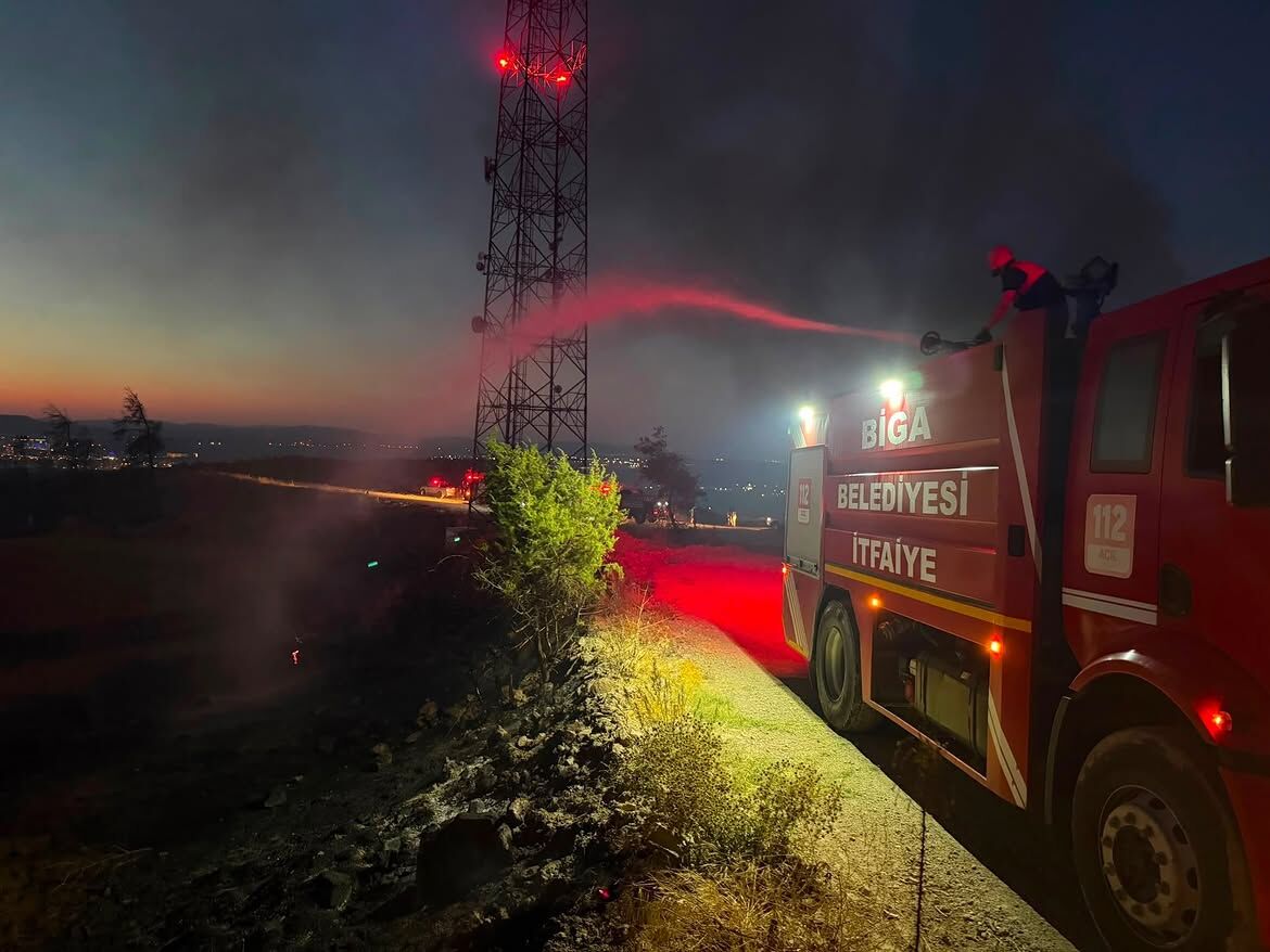 İtfaiye Ekiplerimiz, Çanakkale’mizde Devam Eden Orman Yangınlarına Karşı Yürütülen Mücadeleye De (4)