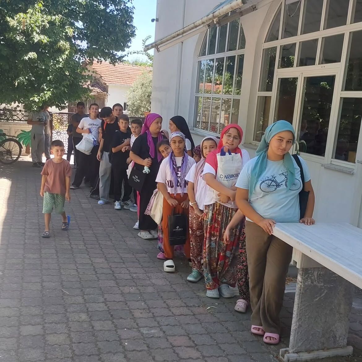Bugün Kuran Kursu Çocuklarımızın Yüzlerini Güldüren Ikramlara Vesile Olan Demirkol Ailesinden.heic