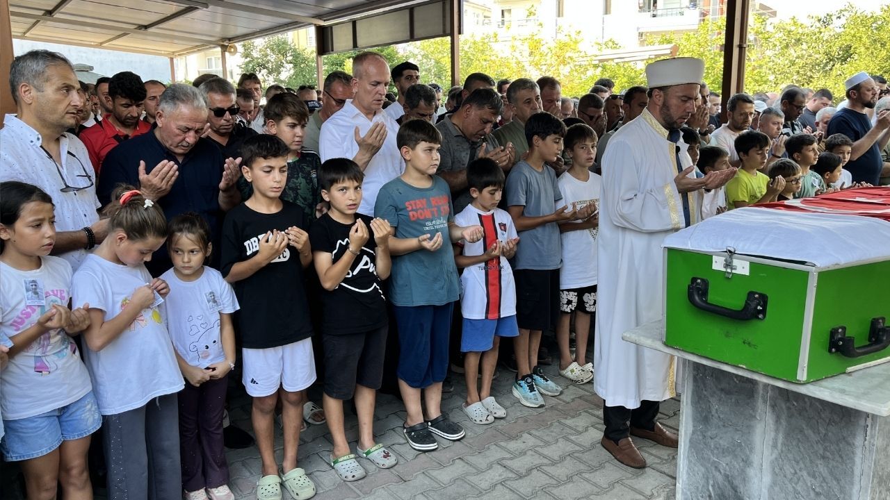 Çanakkale'de çocuklar 9 yaşındaki arkadaşları için saf tuttu
