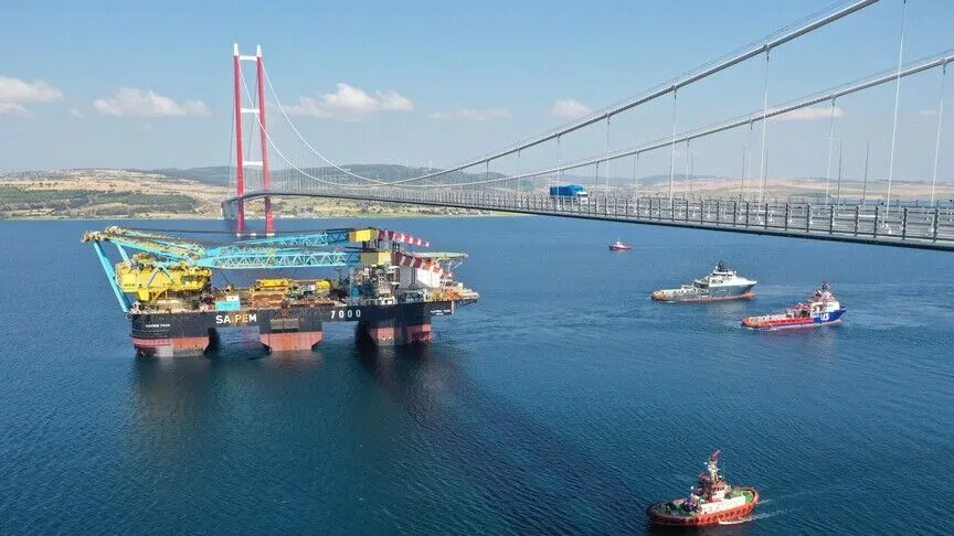 Dev vinç gemisi Çanakkale Boğazı'ndan geçiyor