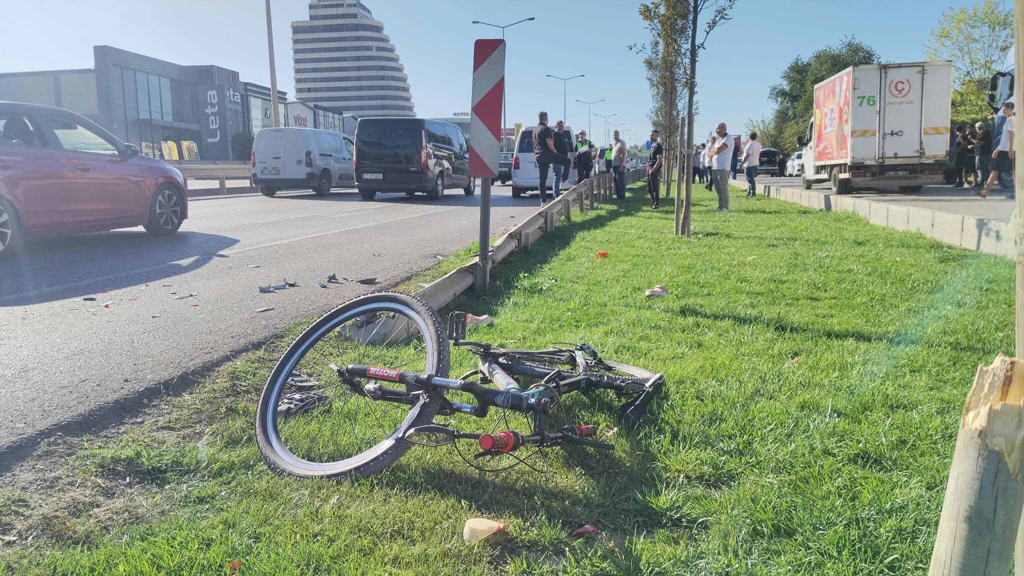 Otomobilin çarptığı bisikletli hayatını kaybetti