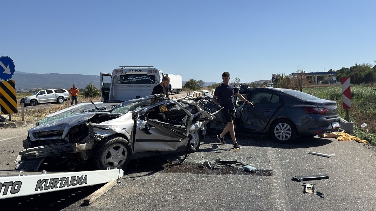 İki otomobilin çarpıştığı kazada 1 kişi öldü 3 kişi yaralandı (Video)