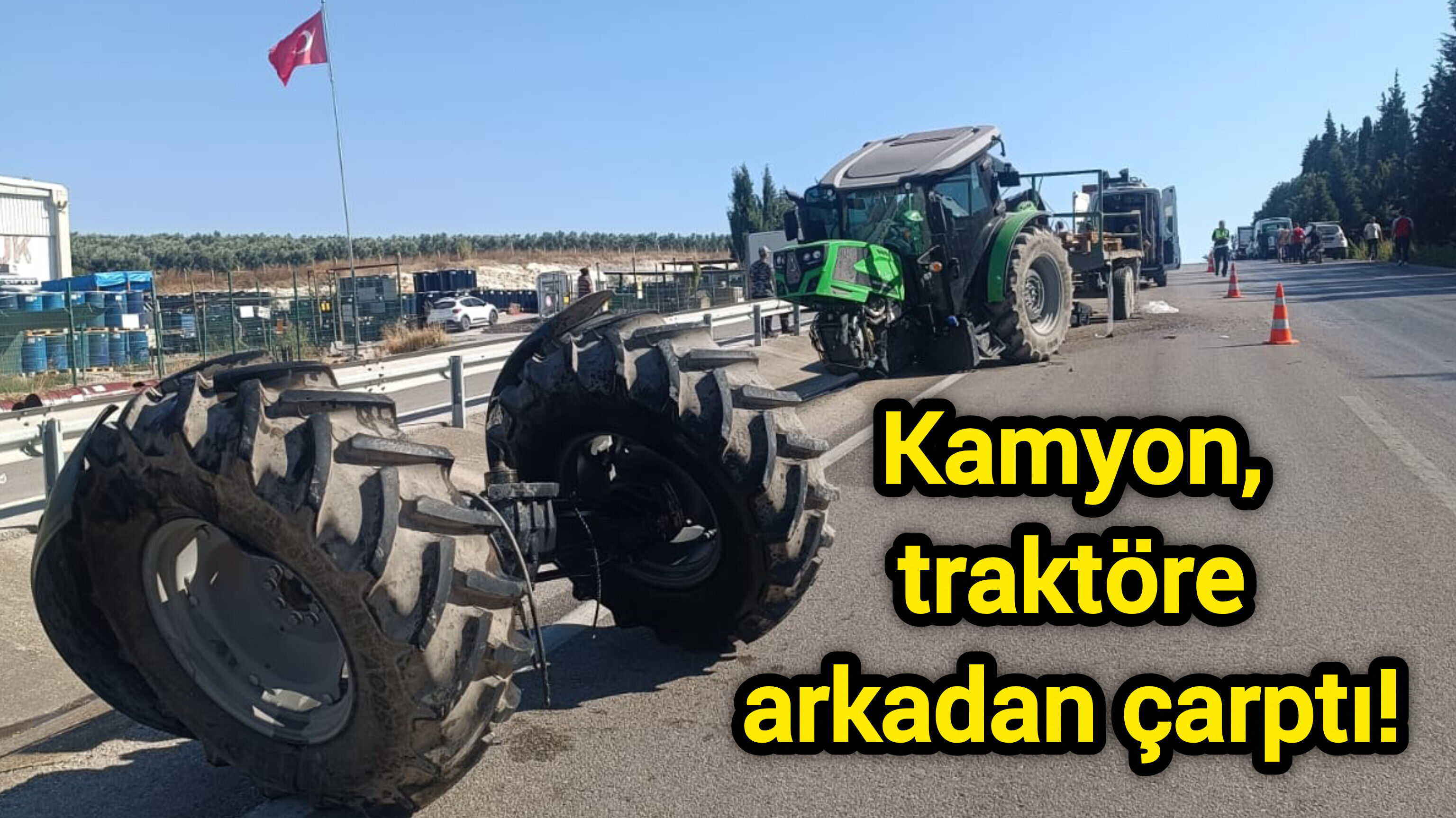 Kamyon, traktöre arkadan çarptı!