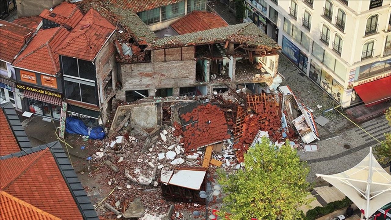 Depremde yıkılan binaların enkazı kaldırılıyor