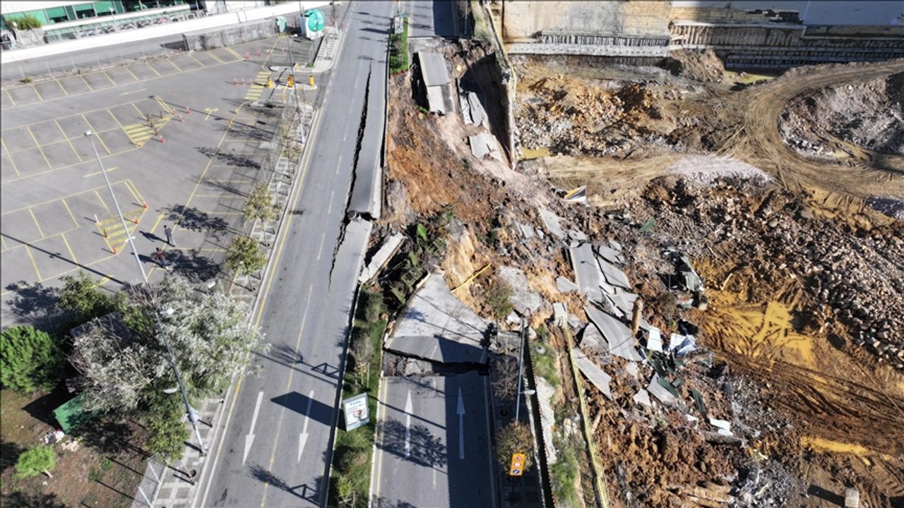 İstinat duvarının yıkılması sonucu yol çöktü