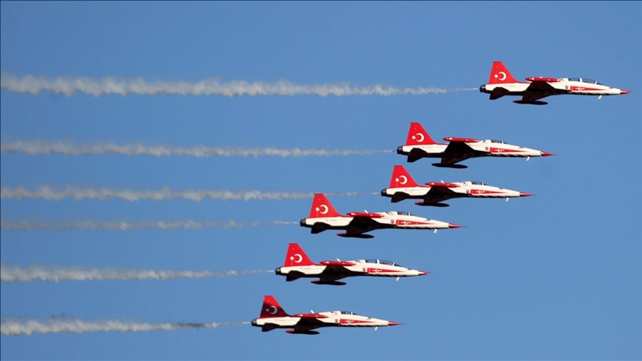 Türk Yıldızları, gösteri uçuşu yaptı