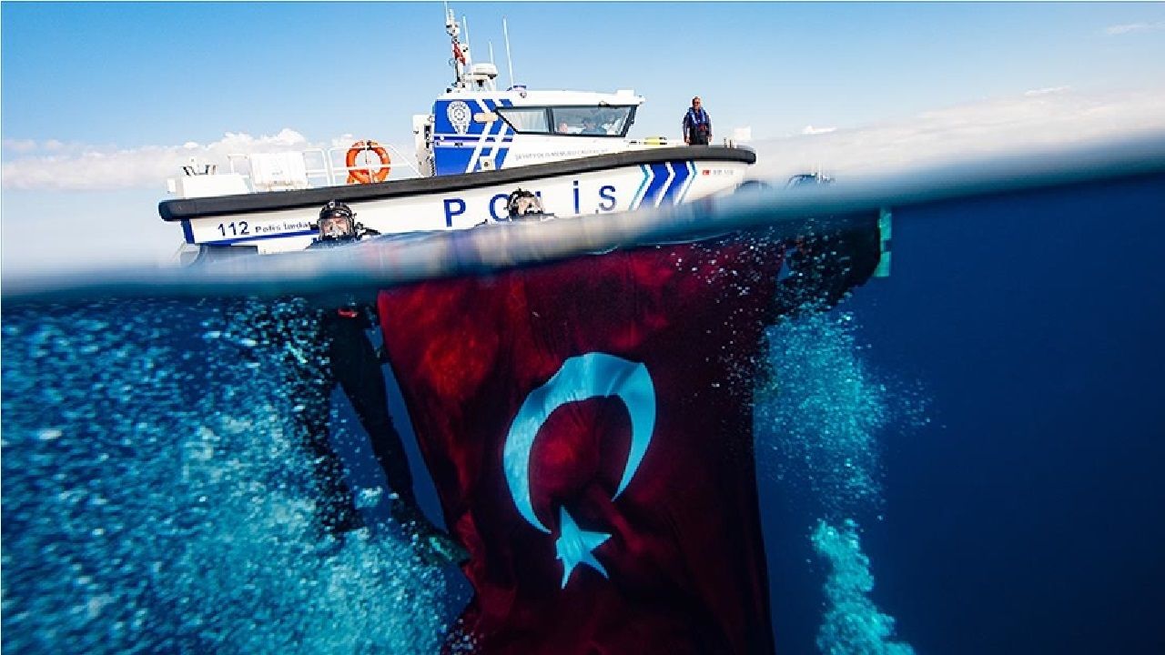 Deniz polisleri 29 Ekim'i su altında bayrak açarak kutladı