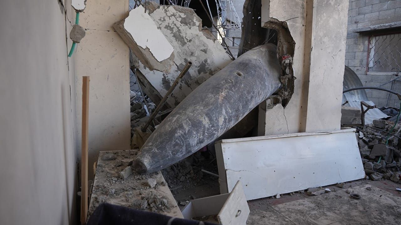 Filistinli aile evlerine düşen "patlamaya hazır" bombayla yaşıyor