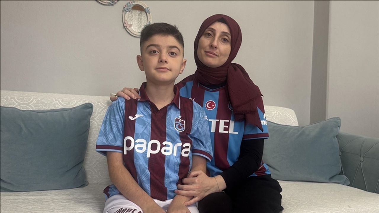 DMD hastası Yavuz, futbol oynama hayali kurduğu Onuachu ile sahaya çıktı