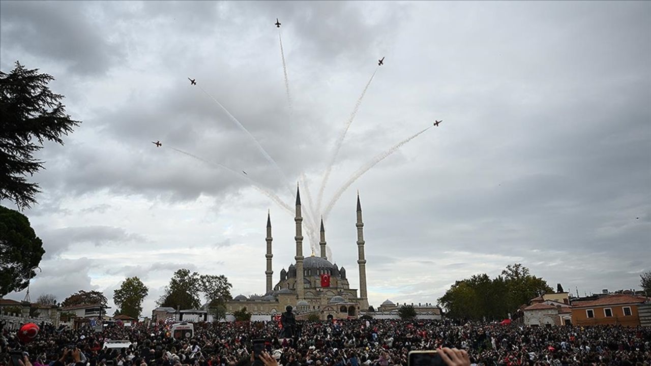 Türk Yıldızları, gösteri uçuşu yaptı