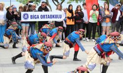 Biga Ortaokulu öğrencileri festivale renk kattı