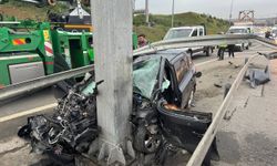 Yön tabelasının direğine çarpan otomobilin sürücüsü hayatını kaybetti