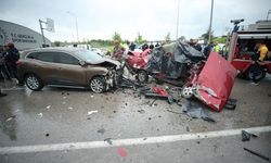 Karşı şeride geçerek otomobille çarpışan araçtaki 2 kişi öldü