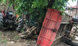 Ağaca çarparak devrilen traktörün sürücüsü öldü