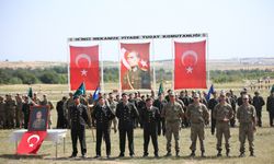 Çanakkale'de Mehmetçikler, kışlada komutanları ve silah arkadaşlarıyla bayramlaştı