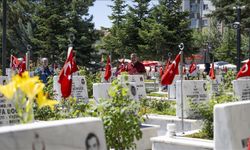 Arife gününde şehitlik ve mezarlıkları ziyaret edenler yakınları için dua okudu