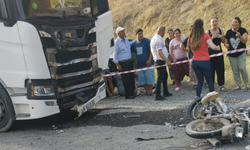 Çanakkale'de motosikletle kamyonun çarpıştığı kazada 2 kişi hayatını kaybetti