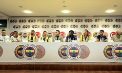 Fenerbahçe'de 5'i yeni transfer, 7 futbolcu için imza töreni düzenlendi