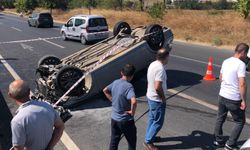 Devrilen otomobilin sürücüsü yaralandı