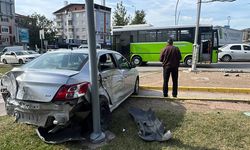 Halk otobüsüyle otomobilin çarpıştığı kazada 4 kişi yaralandı