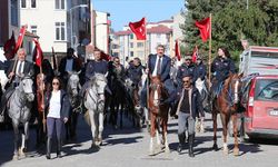 İstiklal Yolu'nu at sırtında geçtiler