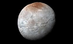 NASA, Charon'un yüzeyinde o izleri tespit etti