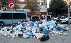 İşçilerin eylemi nedeniyle biriken çöplere vatandaş tepki gösterdi