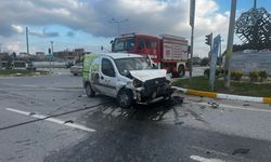 Ticari araç ile otomobilin çarpışması sonucu 2 kişi yaralandı