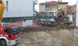 Temel kazısında yandaki binanın giriş yolu çöktü