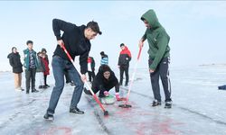 Çıldır Gölü'nün buzla kaplı yüzeyi curling sporcuları için antrenman alanı oldu